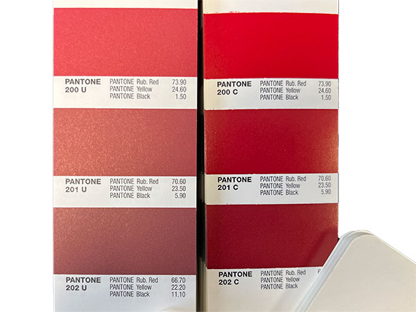 PANTONE Farbfächer im Vergleich